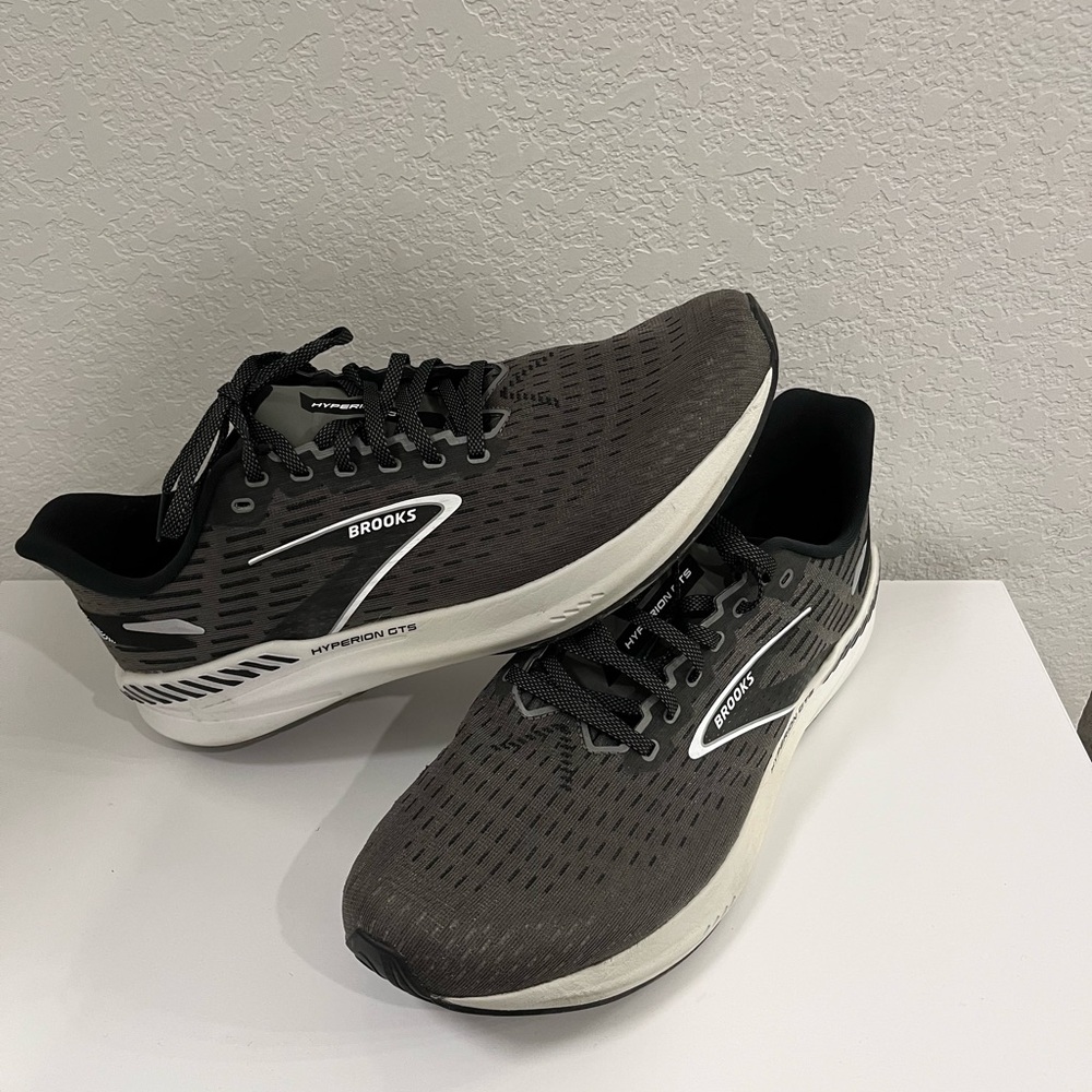 Brooks Gray Athletic Running Shoes Sleek Design